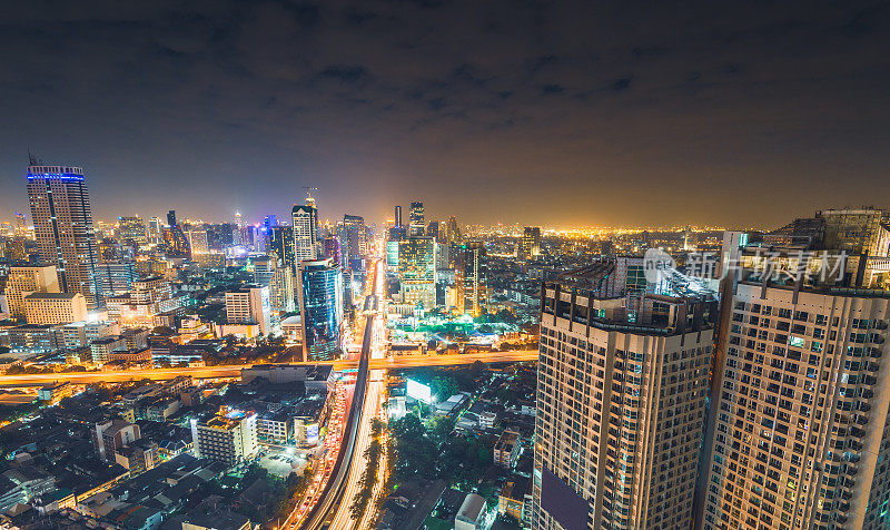 鸟瞰图Sathorn和silom区和天空火车站Chong Nonsi在CBD市中心的曼谷silom, Asoke，曼谷，泰国中心